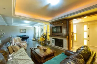 Casa com 452m² de área construída, 02 suítes, banheira de hidro, closet, 02 banheiros sociais, 03 living com 02 ambientes, 02 lareiras