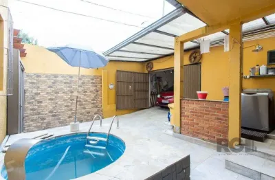 Sobrado, 3 quartos, 2 banheiros, pátio, 2 vagas, piscina - bairro vila nova