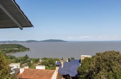 Casa deslumbrante vista do guaiba, 3 dormitórios, sendo 1 suite master com closet e banheira de hidro com vista para o rio