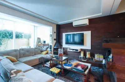 Casa com 327m² de área privativa, oferecendo 3 dormitórios, sendo 3 suítes