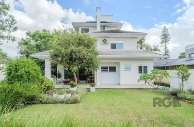 Casa semimobiliada e possui 3 suítes (sendo 1 delas master com closet e hidro)