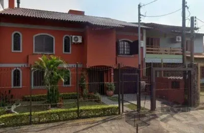 Casa de 04 dormitórios sendo 02 suíte com 03 pavimentos e 03 vagas de garagem.