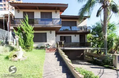 Casa a venda com 03 dormitórios, living 03 ambientes com vista para o rio.