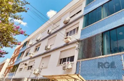 Apartamento 3 dormitórios , dependência de empregada e vaga de garagem.