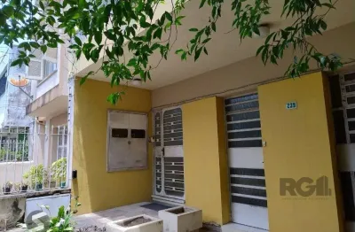 Casa com 2 quartos à venda na Rua Giordano Bruno, 316, Rio Branco, Porto Alegre