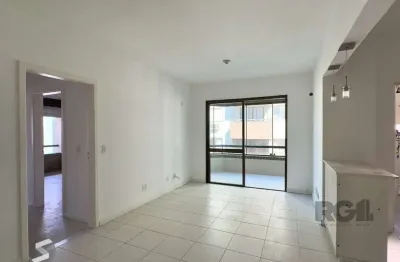 Cobertura com 174m², de frente, 3 dormitórios, em ótima localização no menino deus
