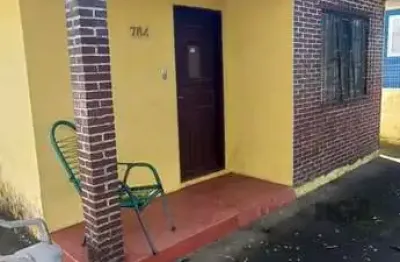 Oportunidade na zona sul, terreno com duas casas, 03 dormitórios e cozinha com churrasqueira.