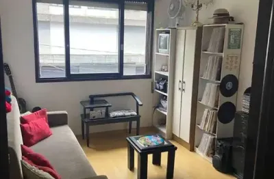Apartamento de 2 dormitórios, sala, cozinha, banheiro, área de serviço com vaga de garagem escriturada e coberta