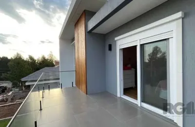 Linda casa ampla com 3 suítes construída recentemente em condomínio no bairro nobre de gramado
