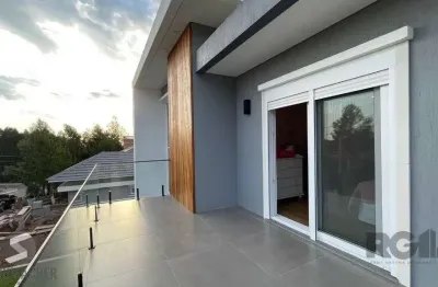 Linda casa ampla com 3 suítes construída recentemente em condomínio no bairro nobre de gramado