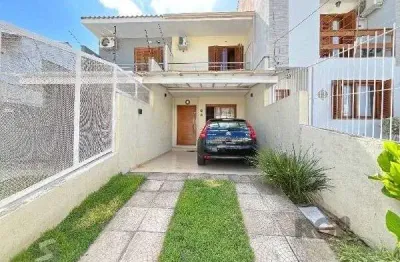 Casa em porto alegre, no bairro guarujá, com 2 dormitório(s), e 2 banheiros, à venda.