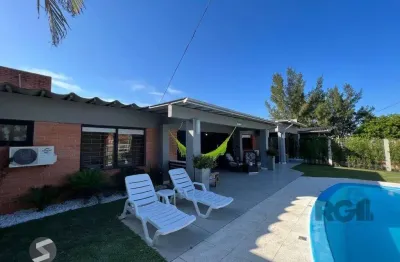 Casa avulsa em atlântida, totalmente reformada, com 5 dormitórios , duas suítes, pátio arborizado com piscina e churrasqueira.