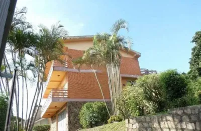 Residência com vista panorâmica espetacular para o guaíba em todos os cômodos da casa, hall de entrada, gabinete, lavabo, living para três ambientes com sacada e vista