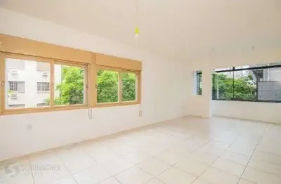 Apartamento com 3 quartos em prédio com elevador no bairro cidade baixa