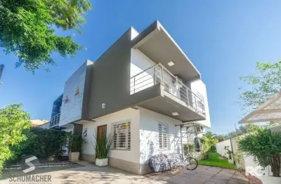 Casa, totalmente mobiliada, 3 dormitórios, 1 uma suíte com closet e sacada