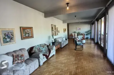 Apartamento de 4 dormitórios, 2 suítes, sacada, living para 2 ambientes bem amplo.