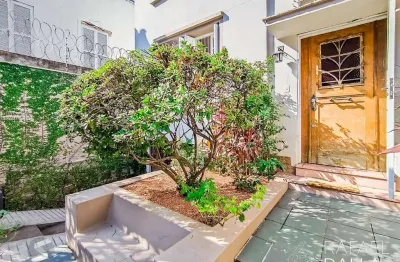 Casa impecável na lopo gonçalves com 4 dormitórios, garagem e pátio amplo