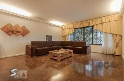 Casa com 04 dormitórios no bairro chacara das pedras porto alegre