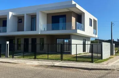 Casa com 03 quartos, sendo 01 suíte na praia da cal