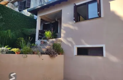 Casa com 4 quartos, suíte, piscina, lareira, churrasqueira em um terreno de 616m².
