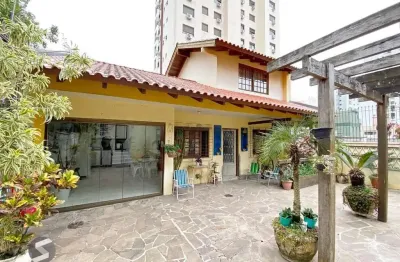 Casa térrea com edícula e salão de festas próximo ao iguatemi