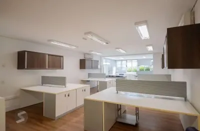 Conjunto comercial com 2 salas integradas, 2 banheiros e 3 vagas de garagem.