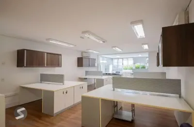 Conjunto comercial com 2 salas integradas, 2 banheiros e 3 vagas de garagem.