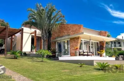 Casa à beira do lago na área central do condomínio com 4 suites