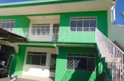 Casa frente, 81,50m2 e 2 apartamento nos fundos térreo e segundo andar.