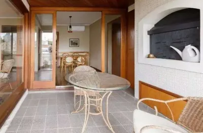 Apartamento 02 dormitórios com churrasqueira e garagem
