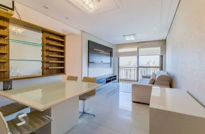 Apartamento mobiliado com lareira, suíte e sacada com vista definida