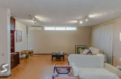 Casa com 3 dormitórios com 279.5m², no bairro três figueiras
