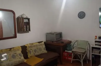 Casa ampla, 2 dormitótios, 1suíte, sala, cozinha, banheiro social , 2 vagas de garagem e ótima localização!