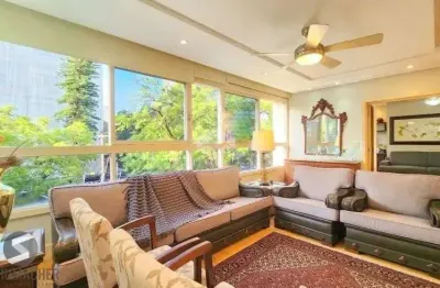 Apartamento 3 dormitórios, suíte, semimobiliado e duas vagas de garagem.