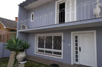 Casa de alvenaria, com 3 quartos, 1 suíte e 3 vagas de garagem.