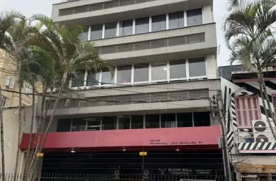 Sala comercial duplex com 71m², 2 banheiros e mobiliada na cidade baixa