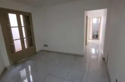 Venda apartamento de 2 quartos térreo, localizado na rua felipe de oliveira, bairro petrópolis
