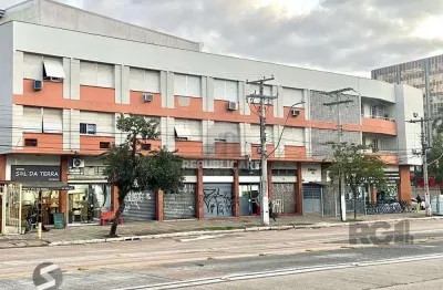 Apartamento de 2 dormitórios totalmente reformado com churrasqueira