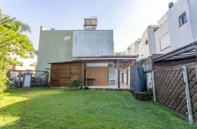 Casa em condomínio com 3 dormitórios, suíte e pátio amplo – 147m²