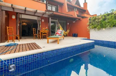 Casa em condomínio fechado a venda no bairro três figueiras.