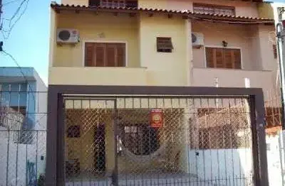 Residência com 4 dormitórios sendo 1 suites no bairro guarujá.