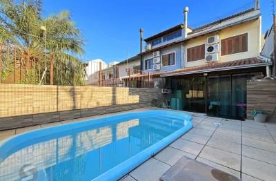 Residência com 4 dormitórios sendo 1 suites no bairro guarujá.