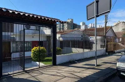 Casa de (3)três quartos, sendo uma suíte com duas vagas de garagem.