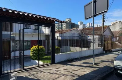 Casa de (3)três quartos, sendo uma suíte com duas vagas de garagem.