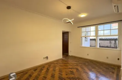 Apartamento reformado de 67m², 2 dormitórios com peças amplas na praia de belas