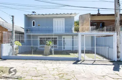 Casa de alvenaria, com 3 quartos, 1 suíte e 3 vagas de garagem.