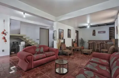 Casa com 300m², localizada na zona sul de porto alegre, com lareira, piscina e 3 vagas de garagem cobertas.