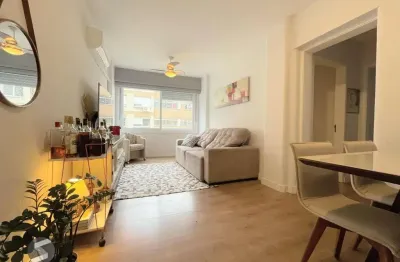 Apartamento com linda vista definida para o rio guaíba ? amplo, arejado e com sol da tarde!