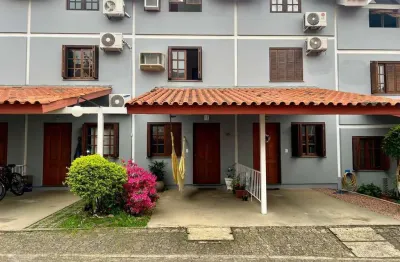 Casa em condomínio fechado com 94m2, 3 dormitórios no bairro camaquã.