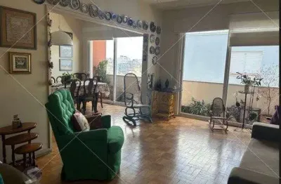 Apartamento 2 quartos, desocupado, andar alto na cidade baixa!